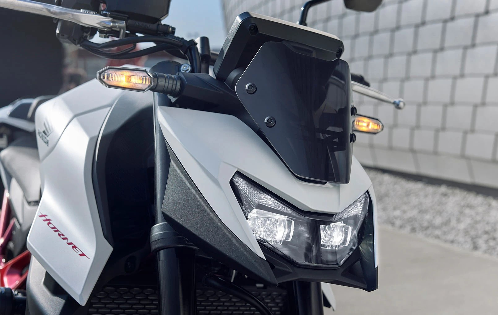 2025-CB750_Hornet_Pearl_Glare_White_Location_Details_0013-1_L